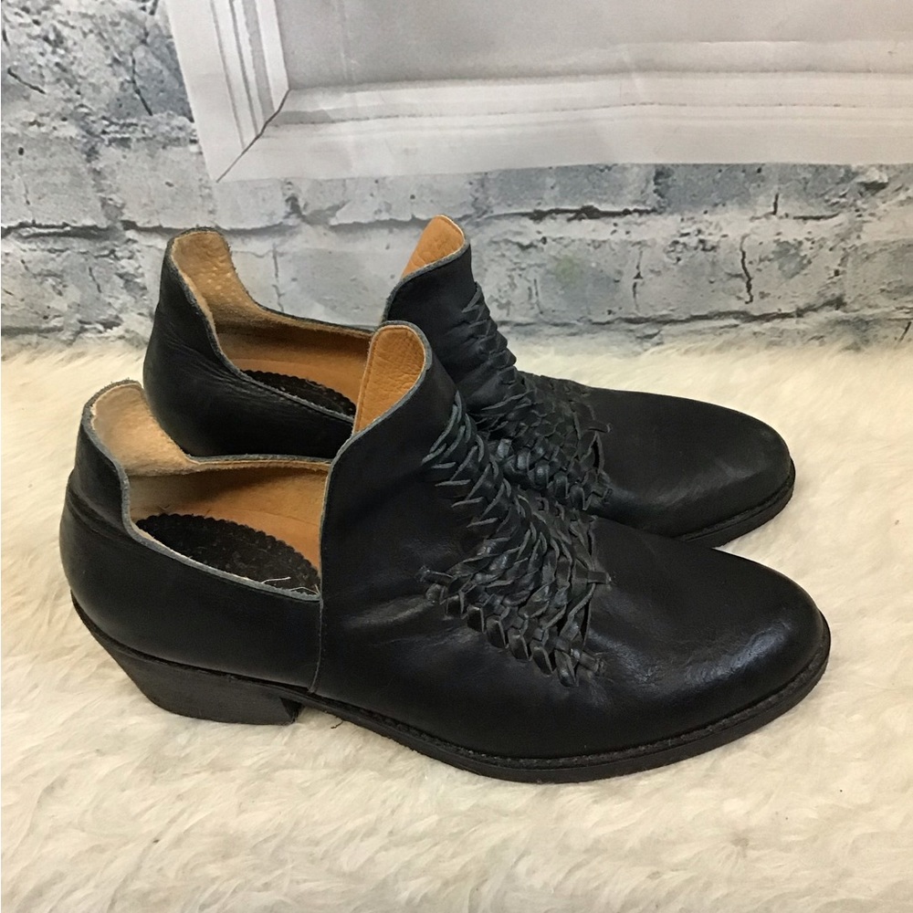 Latigo Black Ankle Boots with Sleek Design